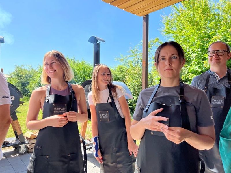 Sophia Antonie Festl und Verena Lenz, Ingram Micro, und Karin Fischer, ZOTAC, (v.l.) überlassen das Zwiebelschneiden den Jungs. (IT-BUSINESS)