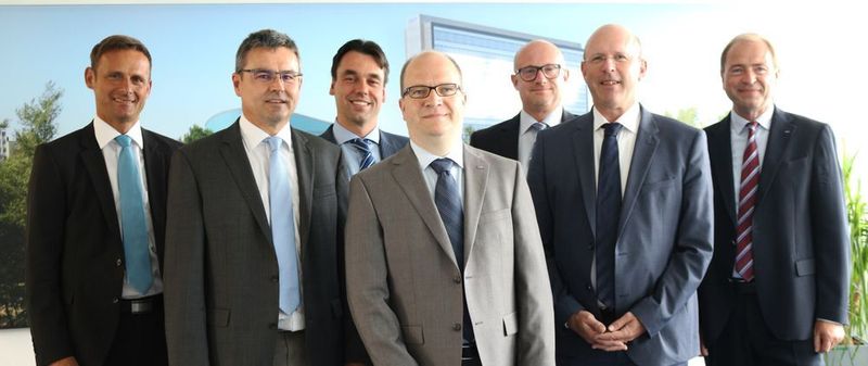Geschäftsführung und Geschäftsleitung der deutschen SKF: (v.l.) Frank Hirschmann, Personal und EHS; Wilhelm F. Burger, Bearing Operations Schweinfurt; Ulrich Selig, Verkauf Automotive Europa/Deutschland; Thomas Burkhardt, Geschäftsführer, Leiter Finanzwesen; Markus Schwarz, Recht; Martin Johannsmann, Vorsitzender der Geschäftsführung und Arbeitsdirektor sowie Stefan Gladeck, Verkauf Industrial Zentraleuropa.  (SKF)