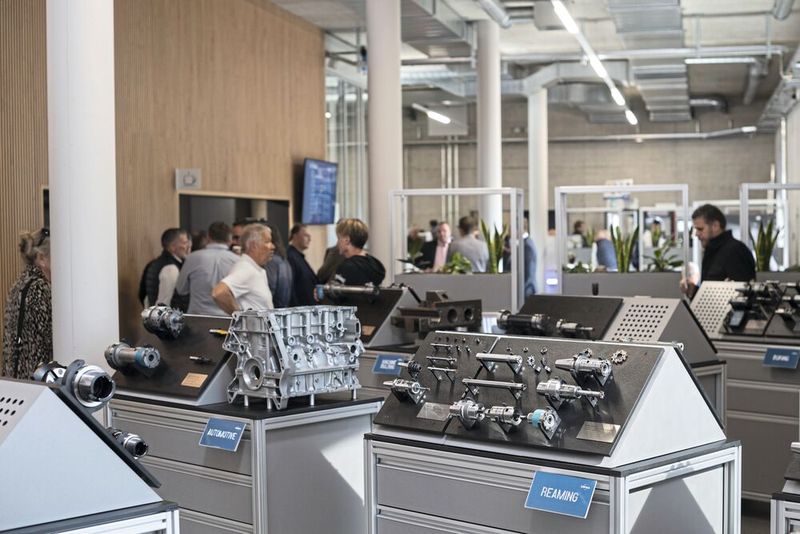 Sur plus de 1000 m², l’Urma Experience Center réunit sous un même toit des technologies de fabrication industrielle, des démonstrations en direct, et des possibilités de formation pratiques.. (Source : Urma SA)