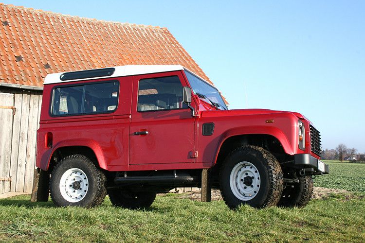 Als dreitüriger Defender 90 Station Wagon (SW) bist Du nicht viel länger als ein Kleinstwagen, aber mit jeweils gut zwei Metern deutlich breiter und vor allem höher. (Foto: auto-medienportal.net)