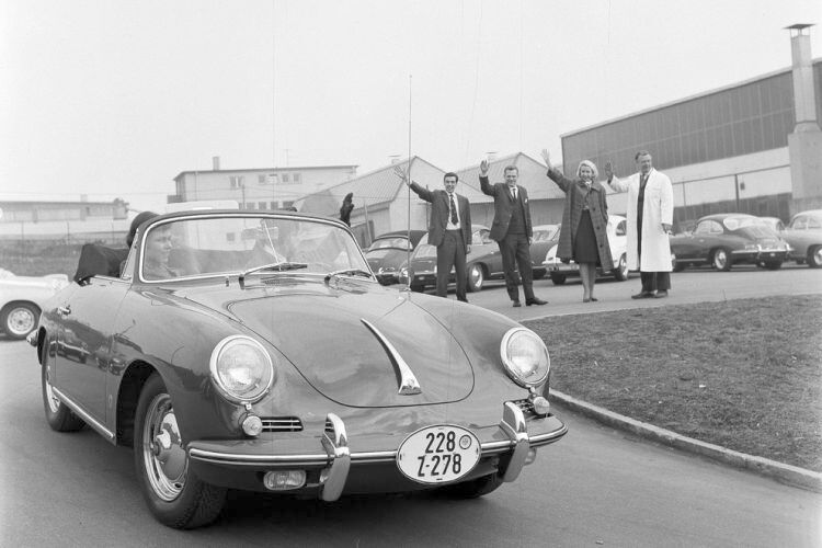 Hier die Neuwagenabholung eines Porsche 356 B im Werk 1962. Gerne nutzten solvente Porsche-Kunden aus dem Ausland diese Möglichkeit. Mit einem „Zollkennzeichen“ versehen düsten sie mit ihrer Neuerwerbung erst mal ausgiebig über die Autobahn, um sie dann zur Verschiffung in die Heimat an einem Hafen abzugeben. (Bild: Porsche AG)