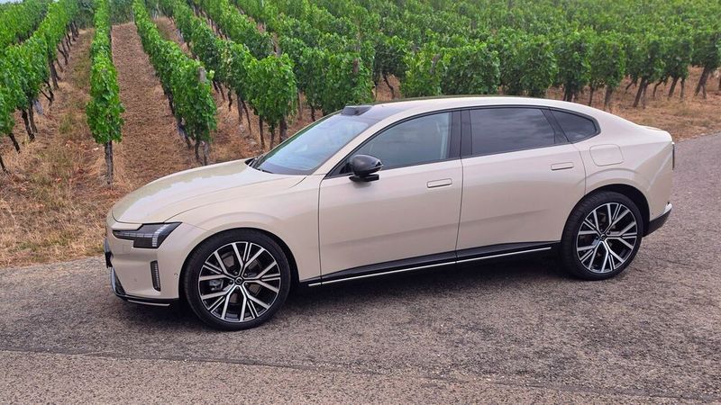 3. Das Fahrgefühl: Der heckangetriebene ES90 bringt 245 kW/333 PS auf die Straße, und das bei einem maximalen Drehmoment von 480 Nm - mehr Leistung braucht der ES90 wirklich nicht. Aus dem Stand heraus beschleunigt die Limousine in 6,6 Sekunden von 0 auf 100 km/h, und auch bei kürzeren Sprints und Überholmanövern auf der Autobahn kam bei den Testfahrten nie das Gefühl auf, dass mehr PS besser wären. Vielmehr genießt man im ES90 das selbst bei höheren Geschwindigkeiten lautlose und extrem komfortable Gleiten über den Asphalt. Da der Fokus beim ES90 klar auf Komfort gerichtet ist, und man eher dazu neigt, zu segeln, statt kräftig auf das Gaspedal zu treten, sind auch die 180 km/h maximale Geschwindigkeit nebensächlich. Positiv aufgefallen ist bei den Testfahrten auch die präzise Lenkung. (Bild: Mauritz – VCG)
