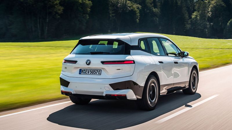 Es wird ab Herbst zwei Versionen geben, den iX xDrive 40 (ab 77.300 Euro) und den von uns gefahrenen iX xDrive 50 (ab 98.000 Euro). (Bild: BMW)