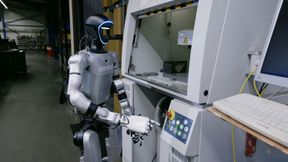 Cortex 2.0 ermöglicht Robotern, bestehende Maschinen selbstständig zu bedienen. (Bild: Sereact)
