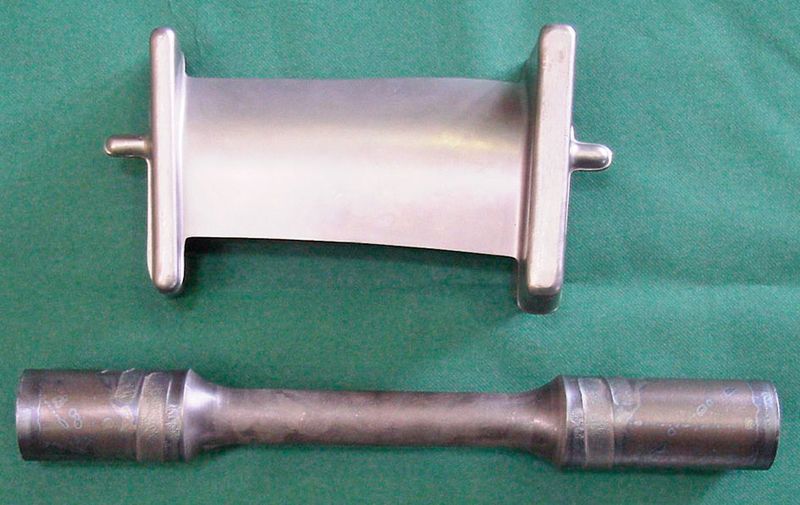 In einem Verfahrensvergleich zwischen dem herkömmlichen Stauchen in mehreren Stufen und dem Querkeilwalzen von Titanlegierungen konnte das Einsparungspotenzial an Energie und Durchlaufzeit beispielsweise bei der Herstellung von Turbinenschaufeln verdeutlicht werden. (Bild: Fraunhofer-IWU)