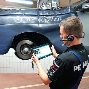 Die Onlineannahme: Der Monteur filmt das Auto mit dem Tablet und kommentiert live die Schäden.(Foto:  Rosenow)
