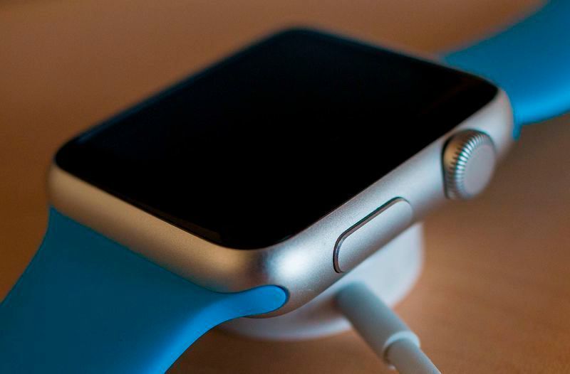 Ferngesteuerte Fernsteuerung: Per Miniknopf lässt sich die Apple Watch bequemer bedienen. (gemeinfrei)