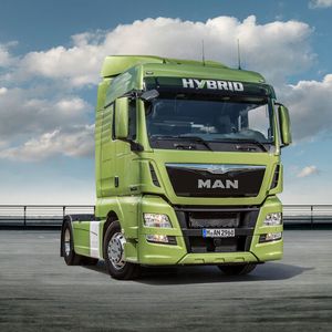 Der TGX Hybrid wird mit einem Parallel-Hybrid angetrieben, in dem ein Dieselmotor mit 440 PS und ein Elektromotor mit 130 kW Antriebsleistung einspeisen können.(Bild:  MAN)