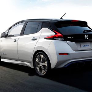 (Nissan)