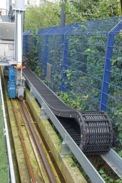 Auf 120 m Verfahrweg entlang des Fußballfelds reduzieren die Rollen-Energieketten von Igus die benötigten Zug-/Schubkräfte. (Bild: Stefanie Michel)