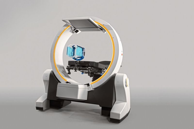 Der Loop-X Imaging-Roboter lässt sich über eine offene Schnittstelle sowohl in Brainlab-Technologie als auch in Produkte von Drittanbietern integrieren. (Brainlab)
