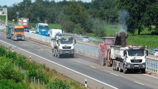 Derzeit sind im Rahmen des Bundesverkehrswegeplans rund 1.000 Straßenbauprojekte in Deutschland in der Planung. (Baustelle A31 Meppen-6 / European Roads / CC BY-SA 2.0)