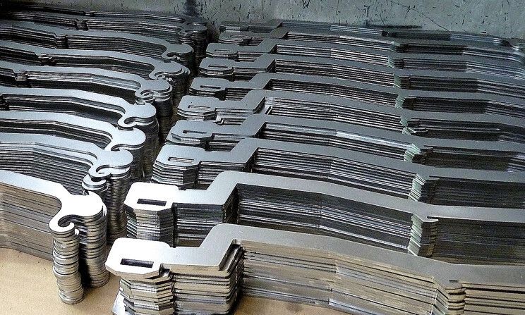 Sielaff besitzt eine außergewöhnlich hohe Fertigungstiefe, wobei etwa 70 % Blechfertigung bedeuten. Das beginnt bei kleinen Teilen, wie beispielsweise Scharnieren oder Halterungen, und endet bei großen, zum Teil sperrigen Teilen, wie etwa Gehäuseteilen und Türen – da ist Flexibilität gefragt. (Bild: Kuhn)