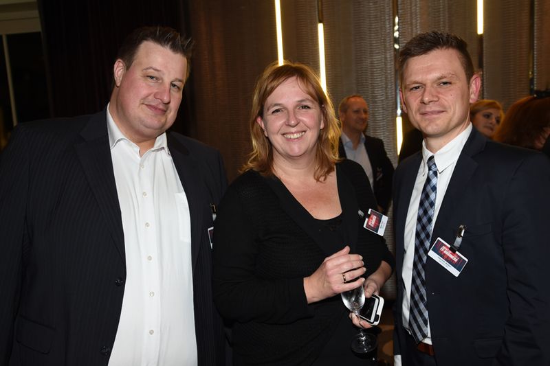 Mit Telefonie kennen sich (v. l.) Rüdiger Kriete, Phicomm, Sabine Frisch und Dominik Walter, Herweck, sehr gut aus. (Bild: IT-BUSINESS / Hannes Magerstädt )