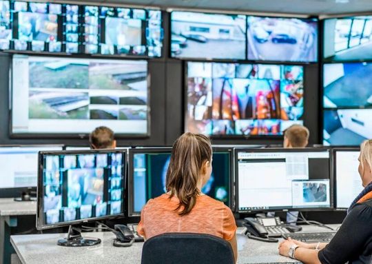 Paketboten werden durchaus Opfer von Überfällen. Wenn es ganz schlimm kommt, muss der Rettungsdienst schnellstens vor Ort sein. Freihoff Sicherheitsservice empfiehlt deshalb zu Scannern zu greifen, die eine Notruffunktion haben, damit die Leitstelle sofort reagieren kann.(Bild:  Freihoff Sicherheitsservice)