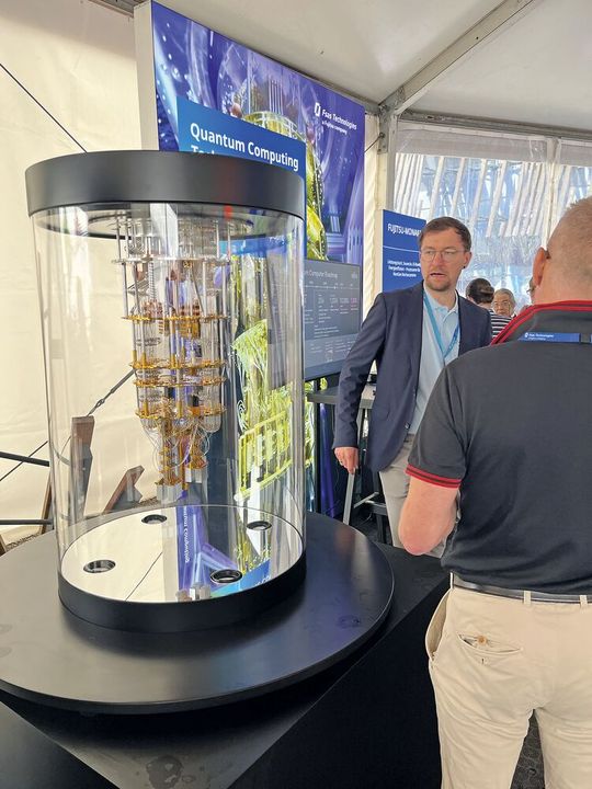 Fsas zeigte auf dem Technologies Summit ein verkleinertes Modell des 64-Qubit-Quantencomputers der Mutterfirma Fujitsu.(Bild:  Vogel IT-Medien)