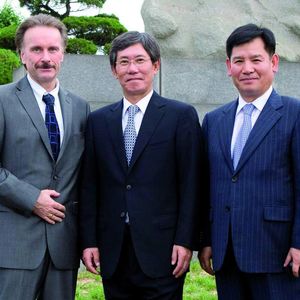 Die Exporte sollen bis 2010 um fast 50% auf 100 Mio. US-Dollar wachsen. Asia-Pacific-Geschäftsführer Klaus Ludwig (l.) und Europa-Chef Kyu-Bok Cho (r.) sind sich sicher, die Zielvorgabe von Young-Doo Kwon zu meistern.