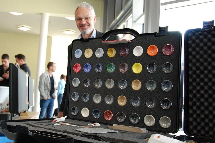 Auf den Würzburger Karosserie- und Schadenstagen gab es viel zu sehen. Smart-Repair-Spezialist Günter Neitzel von HBC System präsentierte seine Reparaturkonzepte für Sitzbezüge und viele andere Fahrzeugkomponenten. (Foto: Rosenow)