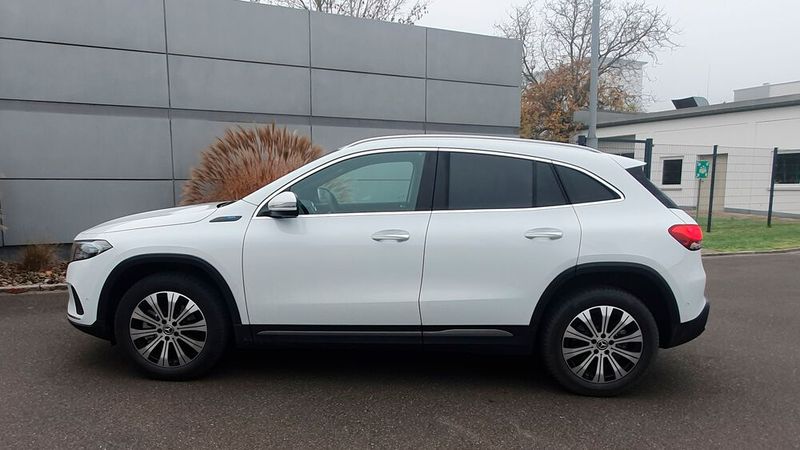 1. Das Design: Mit seinem harmonischen Design wirkt der EQA kaum wie ein bulliges SUV, sondern mehr wie ein nur minimal höherer Kompaktwagen. (Bild: Rosenow – »kfz-betrieb«)
