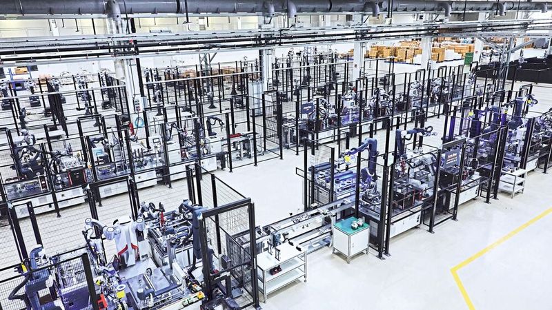 Roboter bauen Roboter in Fürstenfeldbruck: Noch bauen Menschen mit in der Fertigung von Agile Robots.(Bild:  Agile Robots)
