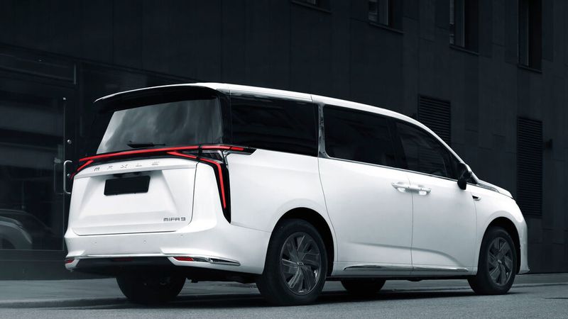 Der deutlich über fünf Meter lange Elektro-Van bietet sieben Sitze und viel Platz. (Bild: Maxus)