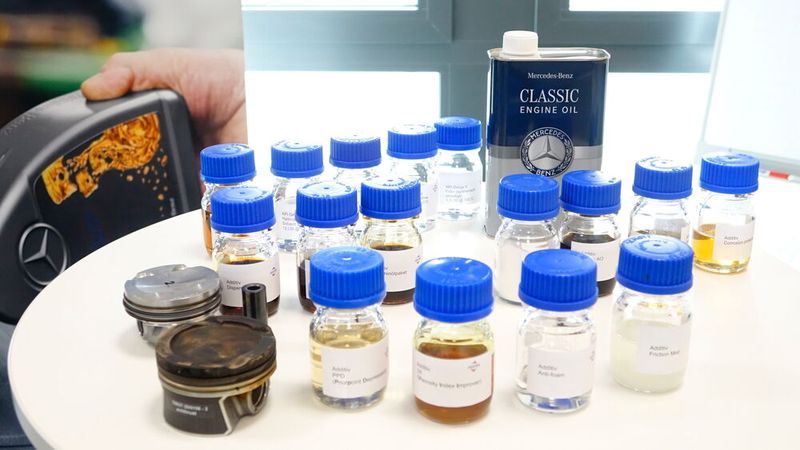 Gewusst wie und wie viel: Dank ihrer langjährigen Erfahrung, auch was die Zusammenarbeit mit Mercedes-Benz betrifft, konnten die Fuchs-Tribologen einen Schmierstoff entwickeln, der exakt auf die Bedürfnisse historischer Motoren ausgerichtet ist. (Bild: Dominsky – VCG)