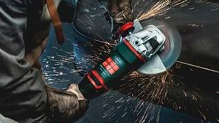 Bei den Metabo-Winkelschleifern wird Sicherheit großgeschrieben. Die neuen Maschinen sind mit zahlreichen Sicherheitsfunktionen ausgestattet, beispielsweise einer mechanischen Scheibenbremse, einem Totmannschalter und einem Anti-Vibrationssystem.  (Metabo)