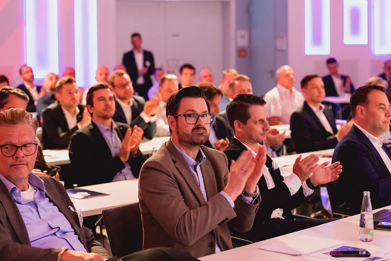 Der EMS-Tag 2024 in Würzburg bringt die Branche an einen Tisch, an dem Ideen und Lösungsansätze für Multikrisen diskutiert werden. (Bild: Stefan Bausewein)