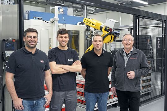 So wie’s sein soll: alle sind zufrieden mit dem Ergebnis (v. l. n. r.). Benjamin Klenk (Projektleiter, Martin Mechanic), Alessandro Uva (Produktionsleiter), Marcel Sütterlin (CEO, beide Mandatec), Gustav Fricker (CEO, Helfina).(Bild:  Helfina AG)