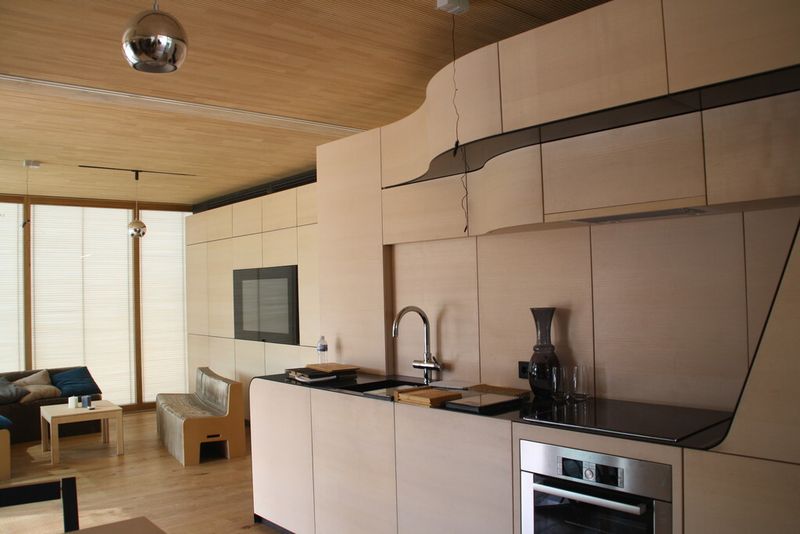 Die voll ausgestattete Küche auf Rollen versteckt den Superschrank. (Bild: Zwettler, konstruktionspraxis)