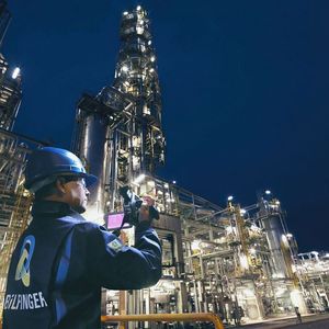 Der Industriedienstleister will mit dem Geschäftsfeld Engineering & Technologies sein Anlagenbau-Profil mit Umwelttechnologien und Effizienz-Engineering schärfen, während das Geschäftsfeld Maintenance, Modification & Operations die „klassischen“ Industriedienstleistungen wie Instandhaltung, Stillstandsmanagement, Revamps und Betrieb von Produktionsanlagen übernimmt.