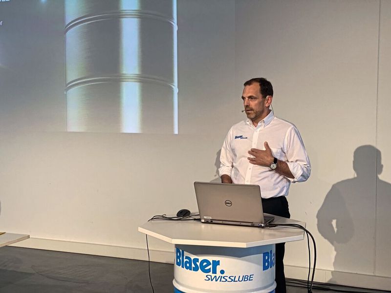 Marc Blaser, CEO der Blaser Swisslube AG begrüsst die Teilnehmer zur Verleihung der Produktivitätstrophäe 2021 und 2019. (Bild: Anne Richter, SMM)