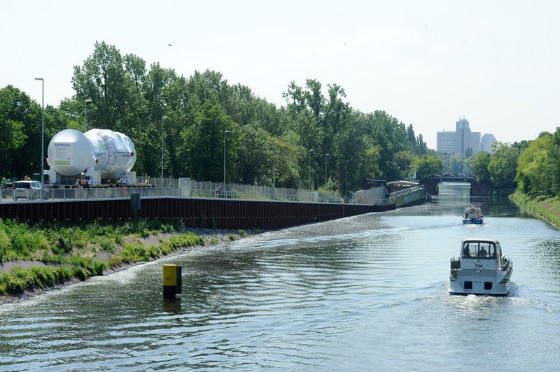 Über die rund 250 Meter lange Verladerampe wird die Gasturbine auf das Transportschiff befördert. (Siemens)