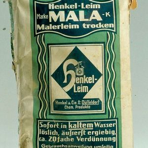 So sieht das ganze Klebstoffpaket aus, mit dem Henkel seine Erfolgsgeschichte in die Wege geleitet hat: der wasserlösliche Malerleim Mala, der auf Kartoffelstärke basiert. Hinzu kam der Tapetenkleister Tapa, von dem aber kein Bild zur Verfügung steht.(Bild:  Henkel AG)