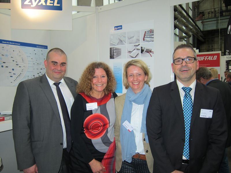 (v. l.) Michael Richter und Andrea Volkhardt, ZyXEL, mit Stephanie Steen, IT-BUSINESS, und Guido Peters, ZyXEL (Bild: IT-BUSINESS)
