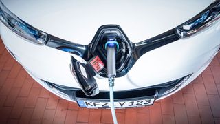 Die Möglichkeit, sein Auto privat laden zu können, ist für den Hochlauf der E-Mobilität entscheidend, findet die Autobranche. Sie begrüßt deshalb die Aufstockung entsprechender Fördermittel durch den Bund.  (Bild: ProMotor)