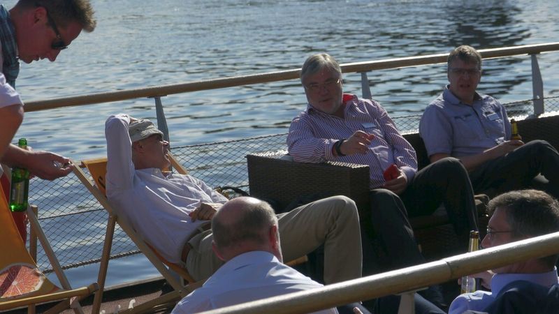 Bei der abendlichen Spreefahrt suchten die Partner das Gespräch mit Johann Deutinger, Vorstand Ferrari Electronic (Mitte). (Bild: Ferrari Electronic)