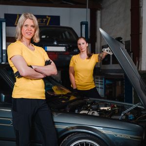 In ihrer eigenen Werkstatt baut Sonja Nadine Müller Tracktool-Sportwagen und restauriert Oldtimer. Lackierarbeiten vergibt sie an ihre Geschäftspartnerin Loraine Hubrich (hinten).(Bild:  Marlena Schmitz Fotografie)