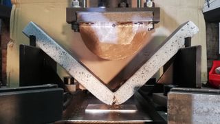 Crashtest für die Batteriewanne aus Holz und Stahl. (Bild: TU Graz/VSI)