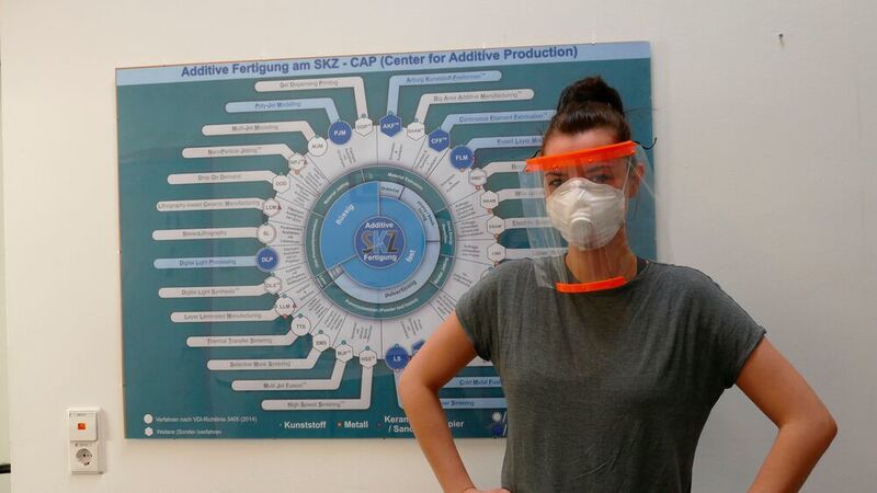 Anne-Katrin Gruska, wissenschaftliche Mitarbeiterin am SKZ, trägt ein am SKZ hergestelltes Gesichtsschild nach tschechischem Design: Schutzausrüstung gegen die Virusausbreitung. Jetzt arbeitet SKZ an einem besseren Design, um eine Kleinserie zu ermöglichen (FSKZ e.V.)