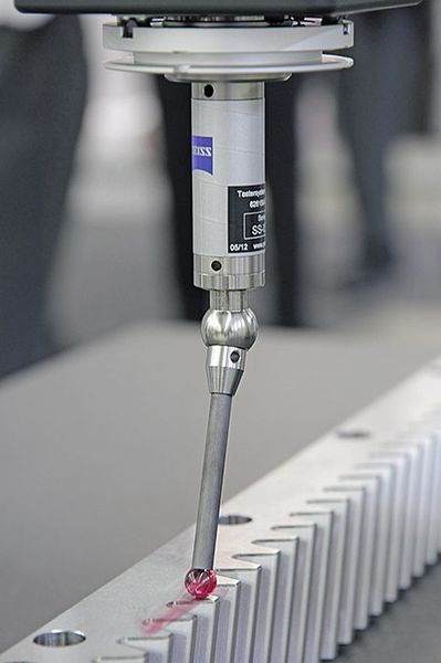 Spezielle Softwareoptionen können die Messzeit um über die Hälfte verkürzen: Sie ermöglichen zum Beispiel, dass der Messtaster beim Scannen schneller über Lücken in der Oberfläche hinwegfährt. (Bild: Zeiss Industrielle Messtechnik)