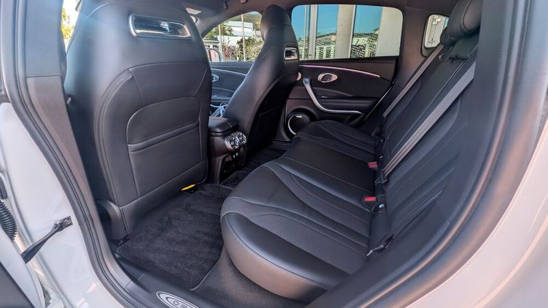 10. Das Platzangebot: Das stark abfallende Glasdach sorgt dafür, dass die Kopffreiheit für Sitzriesen durchaus eingeschränkt ist. Dafür ist die Beinfreiheit üppig.  (Bild: Mauritz – VCG)