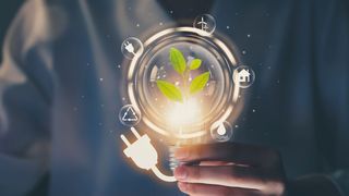 Den Stecker zu ziehen, ist wohl die letzte Möglichkeit, um Strom zu sparen. Bessere Beispiele finden Sie im Beitrag.  (Bild: © sitthiphong - stock.adobe.com)