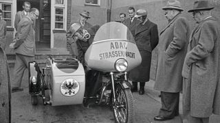 Das ADAC Straßenwacht Gespann Nummer 1, hier noch ohne Spiegel und ohne Erste-Hilfe-Zeichen auf dem Windschild.  (Bild: ADAC)