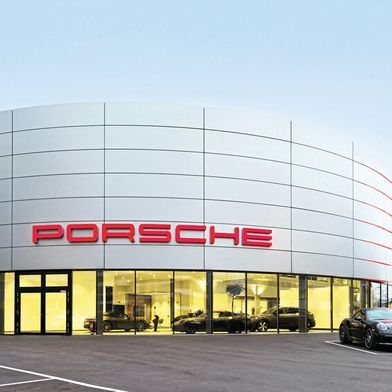 Ein Meilenstein in diesem Jahr: Gottfried Schultz hat das Porsche-Zentrum am Düsseldorfer Flughafen gemäß dem Standard „Destination Porsche“ umgebaut. (Bild: Dirk Baumbach)