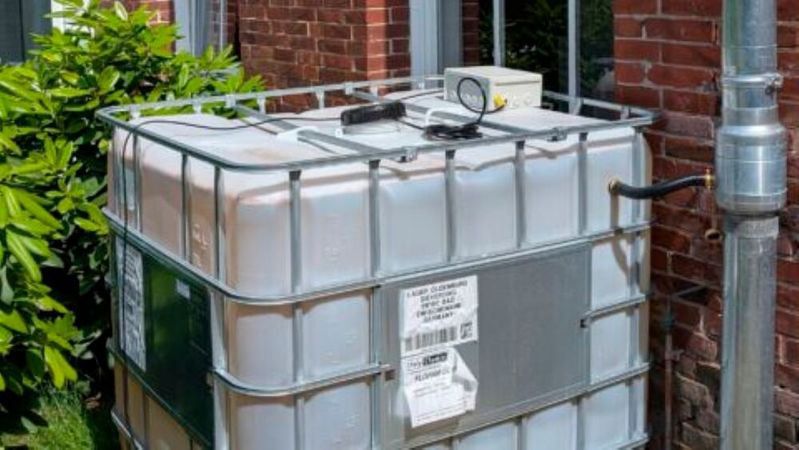 Der B:rain Tank ist eine smarte Regentonne, die je nach Wetterlage gezielt befüllt oder entleert werden kann.(Bild:  Jan Stüven/Carl von Ossietzky Universität Oldenburg)