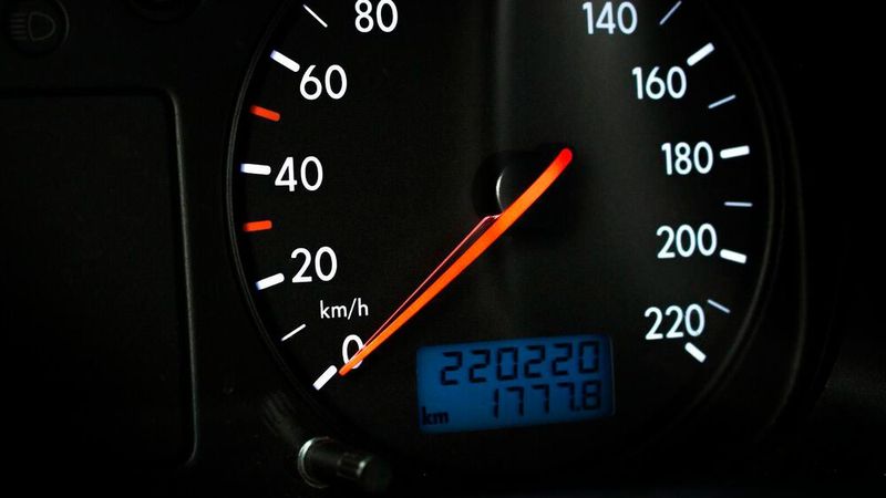 Um die zu erwartende Gesamtlaufleistung eines Fahrzeugs zu ermitteln, brauchen Gerichte keinen Sachverständigen zu beauftragen, sondern dürfen sie nach bisheriger Praxis weiterhin schätzen, entschied der BGH im Septemer 2021.(Bild:  gemeinfrei /  Pixabay)