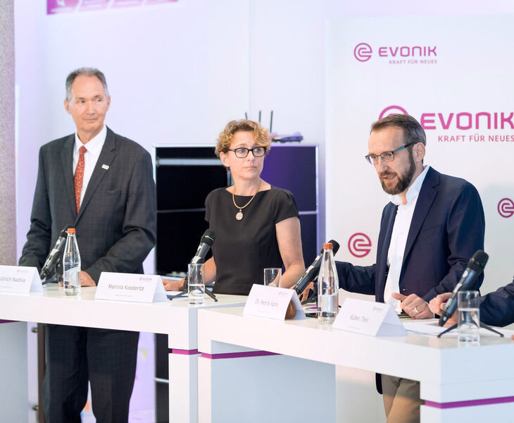 Evonik will 100 Millionen Euro für Digitalisierung bereitstellen und kooperiert mit IBM und der Universität Duisburg-Essen. Ulrich Radtke (Uni Duisburg-Essen), Martina Koederitz (IBM) und Henrik Hahn (Evonik) (v.l.) präsentieren auf dem Podium den gemeinsamen Ansatz. (Evonik)