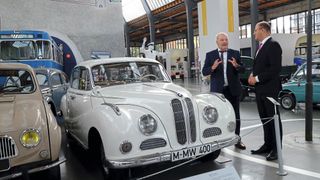 Präsident Albert Vetterl (l.) führte den bayerischen Finanzminister durch die Ausstellung im Verkehrszentrum des Deutschen Museums. (Bild: Zietz - VCG)