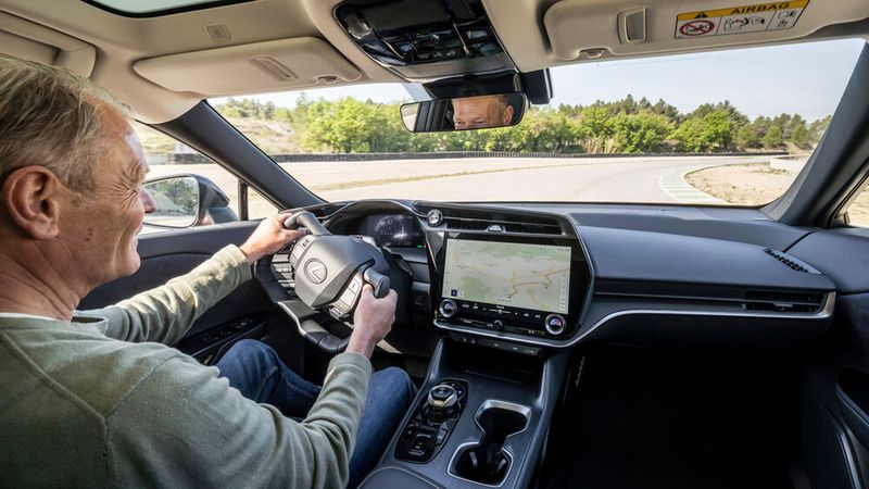 Um den Newcomer leiser zu machen, hat Lexus hörbar mehr investiert als Toyota in den bZ4X. (Bild: Lexus)